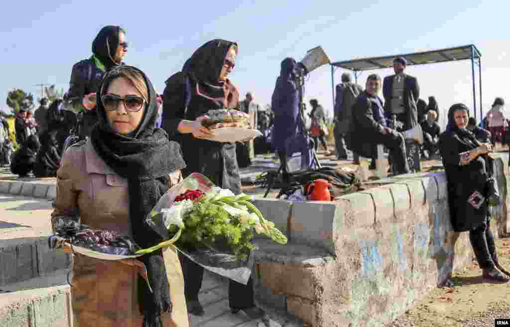 در آخرین پنجشنبه سال، آنها که عزیزی از دست داده اند، به مزارشان سری می زنند.