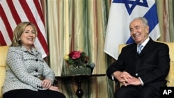 US Secretary of State Hillary Rodham Clinton (l) and Israeli President Shimon Peres meet at the Blair House in Washington, April 4, 2011