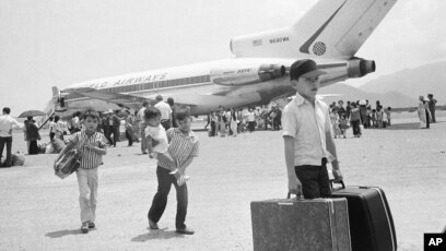 Người tị nạn từ miền nam Việt Nam ở Nha Trang ngày 27/3/1975 trước khi Sài Gòn sụp đổ. Những người tị nạn Việt Nam tới Mỹ trước năm 1995 có thể bị trục xuất trở về theo một chính sách mới của chính quyền Tổng thống Donald Trump.