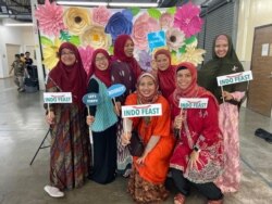 Ake Pangestuti bersama warga muslim Indonesia di San Francisco Bay Area di acara Indo Feast Halal Festival 2019 sebelum pandemi (dok: Ake Pangestuti)
