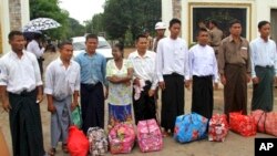 Beberapa tahanan politik Burma yang dibebaskan dari penjara Insein di Rangoon sebelumnya, Mei tahun ini (foto: dok). 