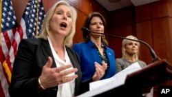 Senator Kirsten Gillibrand berbicara pada sebuah konferensi pers di Capitol Hill, 6 Desember 2017. Gillibrand dan senator perempuan Partai Demokrat bersatu menyerukan agar Senator Al Franken mengundurkan diri.