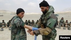 Calon tentara Afghanistan menerima pelatihan 'pertolongan pertama' di pusat pelatihan militer Kabul (foto: dok). AS menunda pelatihan bagi tentara Afghanistan yang baru direkrut. 