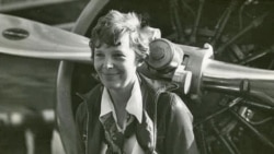 Phi công Amelia Earhart đứng cạnh phi cơ Vega của hãng Lockheed