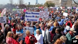 奧克拉荷馬州的教師、學生和支持者聚集在州議會大廈的南廣場，繼續要求增加教育經費。（2018年4月9日）