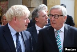 보리스 존슨 영국 총리(왼쪽)와 장클로드 융커 유럽연합(EU) 집행위웑아이 16일 룩셈부르크에서 실무오찬을 함께한 후 떠나고 있다.