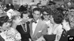 "Standing Room Only" es la nueva colección en discos compactos de Frank Sinatra que incluye shows en el Sands de Las Vegas. En la gráfica, un joven Sinatra en Pasadena, California, 11 de agosto de 1943.