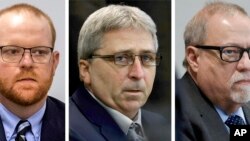 De gauche à droite, Travis McMichael, William "Roddie" Bryan et Gregory McMichael lors de leur procès à Brunswick, en Géorgie. Tous trois ont été reconnus coupables en novembre 2021 de meurtre d'Ahmaud Arbery. (Archive AP)