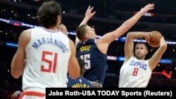 Nikola Jokić čuva Danila Galinarija, koji pokušava da doda loptu Bobanu Marjanoviću (Foto: Reuters/Jake Roth-USA TODAY Sports)