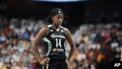 The New York Liberty’s Sugar Rodgers pauses during a WNBA basketball game in Uncasville, Conn., Aug. 29, 2015. 