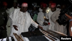 Abdullahi Umar Ganduje, gouverneur de l'Etat de Kano inspecte des armes saisies dans un village, Nigeria, 2 novembre 2015.