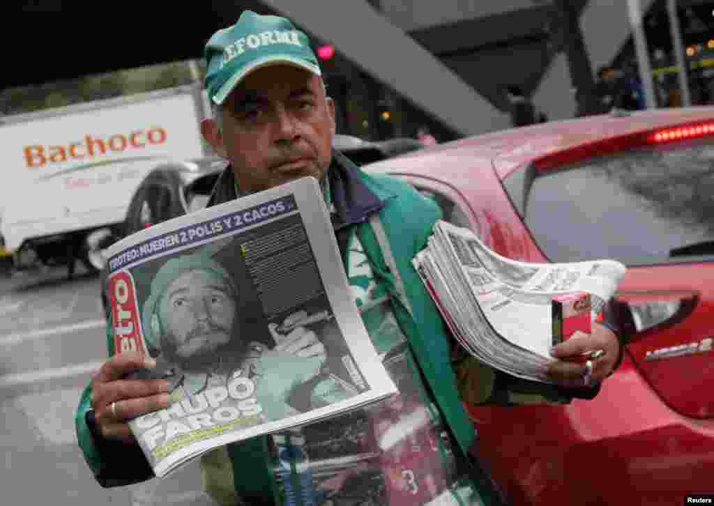 A street vendor sells copies of Mexico's leading daily Metro newspaper showing an image of Fidel after the announcement of the death of Cuban revolutionary leader Fidel Castro, in Mexico City, Mexico, November 26, 2016. 
