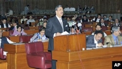 Pakistani Prime Minister Yousuf Raza Gilani addresses the Parliament in Islamabad, Pakistan, May 9, 2011 (file photo)
