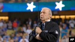 Frank Sinatra Jr. chante l'hymne national avant un match de baseball entre les Dodgers de Los Angeles et les Pirates de Pittsburgh à Los Angeles , le 18 septembre 2015. Sinarta Jr. est décédé à 72 ans , a indiqué sa famille .