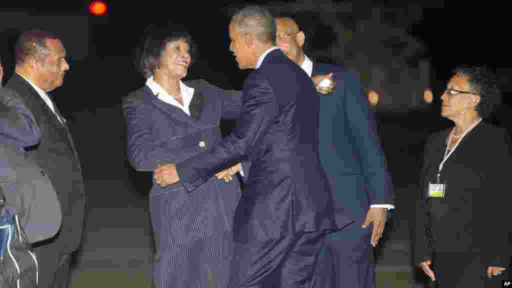 Le président américain Barack Obama, au centre, est accueilli par le Premier ministre Portia Simpson-Miller de la Jamaïque, à gauche, et Patrick Allen, gouverneur général de la Jamaïque, à droite, sur le tarmac après l&rsquo;arrivée d&rsquo;Air Force One, le mercredi 8 Avril, 2015 , à l&#39;aéroport international Norman Manley à Palisadoes, Jamaïque