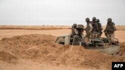 Des soldats mauritaniens à un avant-poste de la force opérationnelle G5 Sahel dans le sud-est de la Mauritanie, le long de la frontière avec le Mali, le 22 novembre 2018.