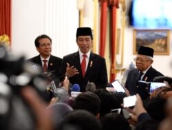 Presiden Joko Widodo didampingi Wapres KH Ma’ruf Amin dan Jubir Presiden Fadjroel Rachman di Istana Negara, Jakarta , pastikan WNI positif Corona tertangani dengan baik di Singapura. (biro Setpres )