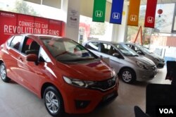 At a car showroom in the business hub of Gurgaon, demand is rising for mid-segment cars. (Photo: A. Pasricha / VOA)