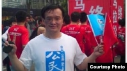 谢丹在重庆借国际马拉松长跑抗议上海国保非法执法。 ( 网络图片 )