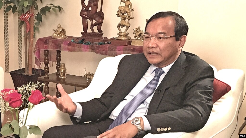 លោក ប្រាក់ សុខុន រដ្ឋមន្ត្រីក្រសួងការបរទេសកម្ពុជា បានផ្តល់បទសម្ភាសន៍ផ្តាច់មុខ ដល់ VOA នៅក្នុងអំឡុងពេលលោកចូលរួមកិច្ចប្រជុំមហាសន្និបាតអង្គការសហប្រជាជាតិ នៅបុរីញូវយ៉ក សហរដ្ឋអាមេរិក កាលពីថ្ងៃទី២៣ ខែកញ្ញា ឆ្នាំ២០១៧។ (ប៉ូច រាសី/VOA)
