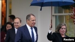 Šef ruske diplomatije Sergej Lavrov izlazi iz Bele kuće posle sastanka sa američkim predsednikom Trampom. 