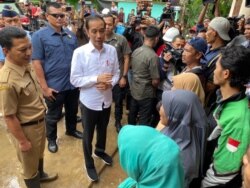 Presiden Jokowi meninjau lokasi bencana di Kantor Desa Harkat Jaya, Kecamatan Sukajaya, Bogor. (Foto: Setpres)