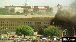 2001년 9월 11일 여객기 테러 공격을 받은 직후의 미국 국방부 건물.