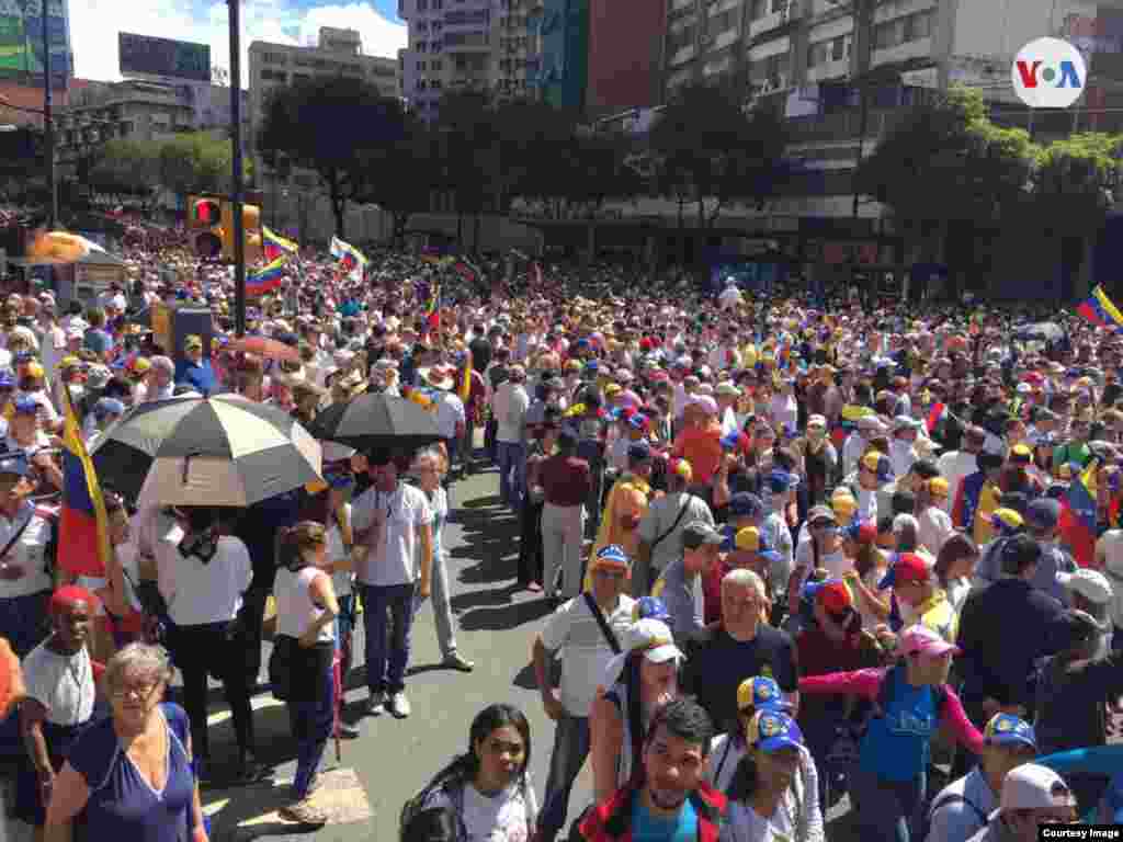Miles de venezolanos salieron a las calles de Caracas para manifestar contra el gobierno de Nicolás Maduro.&nbsp;