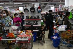 Người dân đổ xô đến siêu thị mua hàng tích trữ giữa lo ngại nguy cơ virus corona lây lan, Hà Nội, ngày 7 tháng 3, 2020.