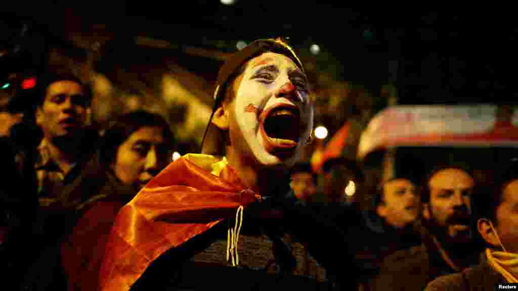 Un manifestante grita consignas durante una manifestación en La Paz, Bolivia.