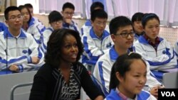 ສະຕີໝາຍເລກນຶ່ງ ທ່ານນາງ Michelle Obama ນັ່ງຢູ່ໃນຫ້ອງ ຮຽນ ພາສາອັງກິດ ກັບນັກຮຽນ ທີ່ໂຮງຮຽນ ມັດທະຍົມ ໃນເມືອງ Chengdu ແຂວງ Sichuan.