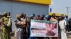 Des femmes brandissent une affiche félicitant Jewel Howard Taylor, ancienne épouse de l'ancien président Charles Taylor, après sa réélection à Monrovia le 3 janvier 2015. (Photo d'archives REUTERS / James Giahyue)