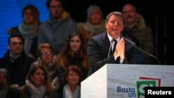  Italian Prime Minister Matteo Renzi speaks during the last rally for a "Yes" vote in the upcoming referendum about constitutional reform, in Florence, Italy, Dec. 2, 2016.