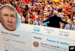 Akun Twitter mantan presiden AS Donald Trump terlihat di sebuah layar komputer, di New York. (Foto: AP)