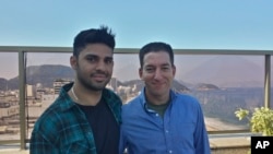 Gizli bilgileri yayınlayan Amerikalı gazeteci Glenn Greenwald Brezilya'da birlikte yaşadığı arkadaşı David Miranda ile