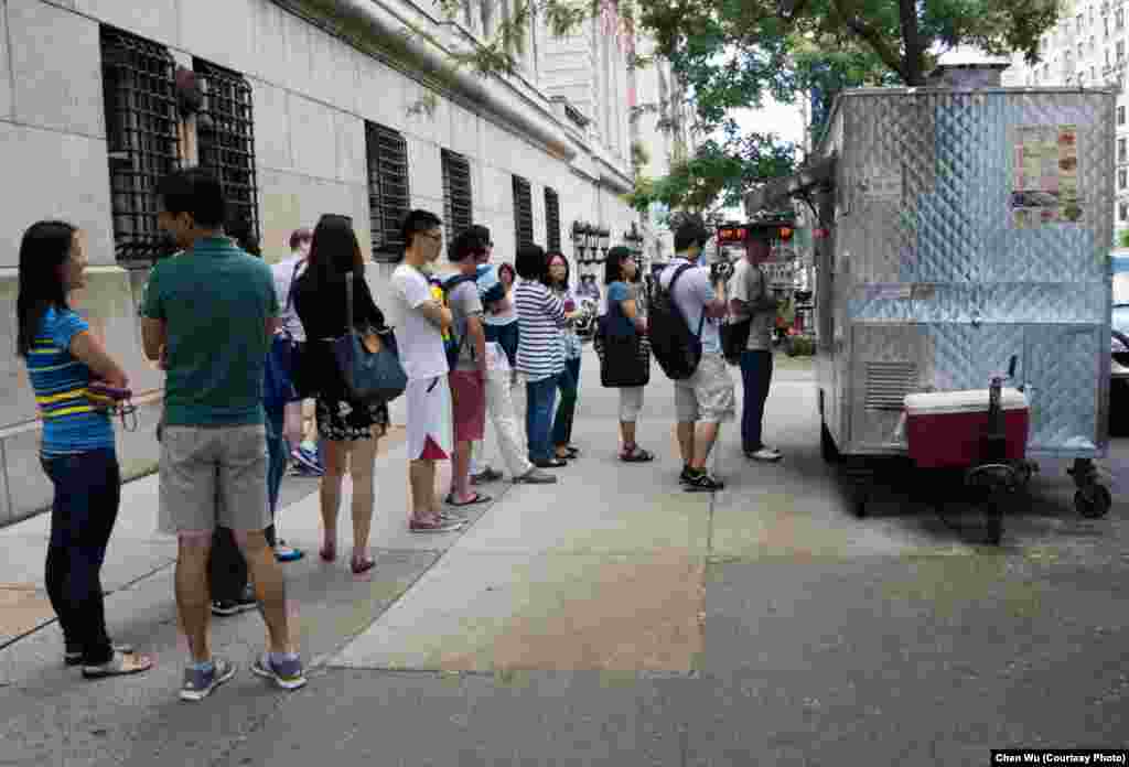 正在排队购买小吃的学生(图片提供: Chen Wu)