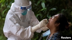 ရန်ကုန်မြို့မှာ COVID-19 ရောဂါပိုး စစ်ဆေးခံနေသူတဦး။ (အောက်တိုဘာ ၇၊ ၂၀၂၀။)