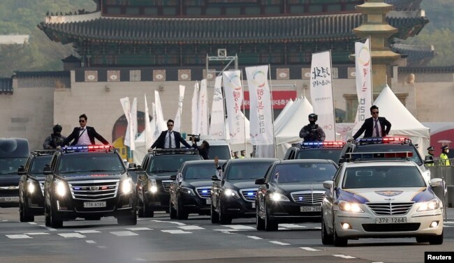 Đoàn xe chở Tổng thống Hàn Quốc Moon Jae-in rời Dinh Ngói Xanh (phủ tổng thống) đi đến hội nghị thượng đỉnh liên Triều, Seoul, Hàn Quốc, ngày 27 tháng 4, 2018.