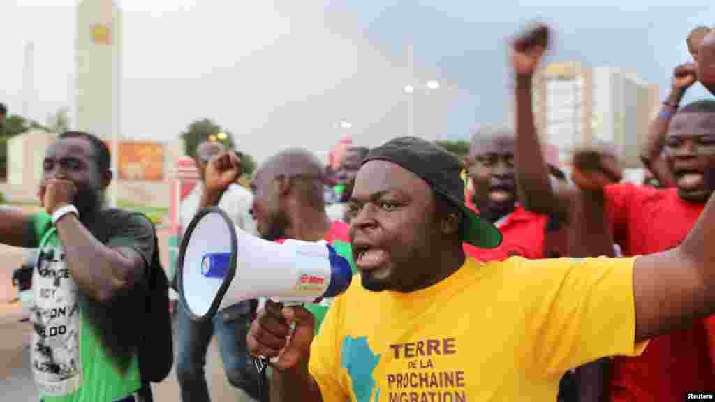 Waandamanaji wakiimba nyimbo za kupinga kitendo cha kikosi cha kumlinda rais, kuchukua madaraka mjini Ouagadougou, Burkina Faso, 16 Septembre, 2015.