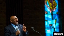 Mục sư Tommie Pierson thuyết giảng trong buổi lễ vào ngày Lễ Tạ Ơn, tại nhà thờ St. Mark ở Ferguson, bang Missouri