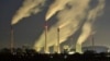Asap mengepul dari cerobong pembangkit listrik tenaga batu bara E.ON di Gelsenkirchen, Jerman. AS dan Uni Eropa melakukan sebuah usaha diplomatik agar banyak negara berkomitmen untuk mengurangi emisi gas metana. (Foto: AP/Martin Meissner)