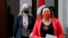 La ministre des Services aux Autochtones du Canada, Patty Hajdu, et la chef régionale de l'Assemblée des Premières Nations, Cindy Woodhouse, lors d'une conférence de presse à Ottawa, Ontario, Canada, le 4 janvier 2022. 