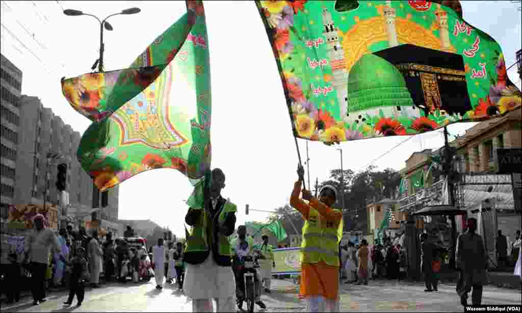 کراچی میں عید میلاد النبی کے موقع پر نکالی گئی ایک ریلی