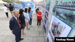 서울 광화문광장에서 열린 6ㆍ25 남침 전쟁 사진전 및 북한 정치범수용소 전시전을 둘러보는 시민들. (자료사진)