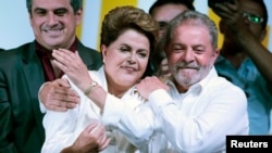 O ex-presidente do Brasil, Luiz Inácio Lula da Silva, abraça Dilma Rousseff 