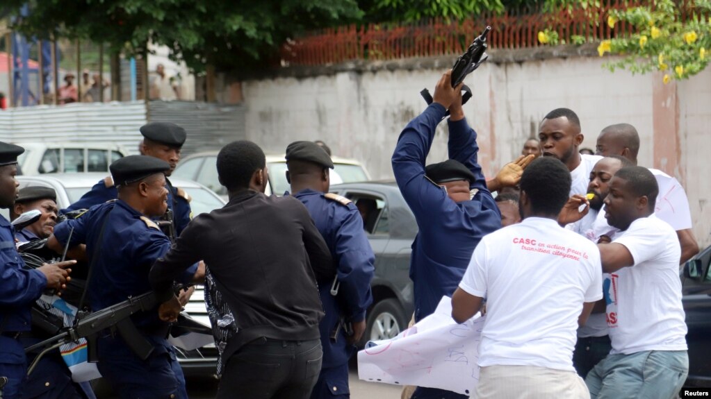 Des policiers congolais tentent de disperser une manifestation, Kinshasa, le 19 septembre 2018