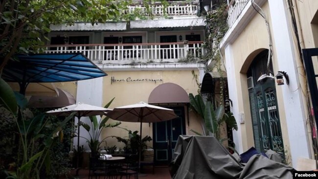Ở trung tâm Hà Nội, tòa nhà Art Deco số 22A Hai Bà Trưng với rạp chiếu phim nghệ thuật Hanoi Cinematheque đã tồn tại được 14 năm sắp bị phá hủy để nhường chỗ cho trung tâm thương mại Vincom.