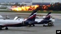 Pesawat SSJ-100 milik maskapai penerbangan Aeroflot, Rusia, terbakar sesaat setelah melakukan pendaratan darurat di bandara Sheremetyevo, RUsia, 5 Mei 2019. (Foto: instagram/@artempetrovich via AP).