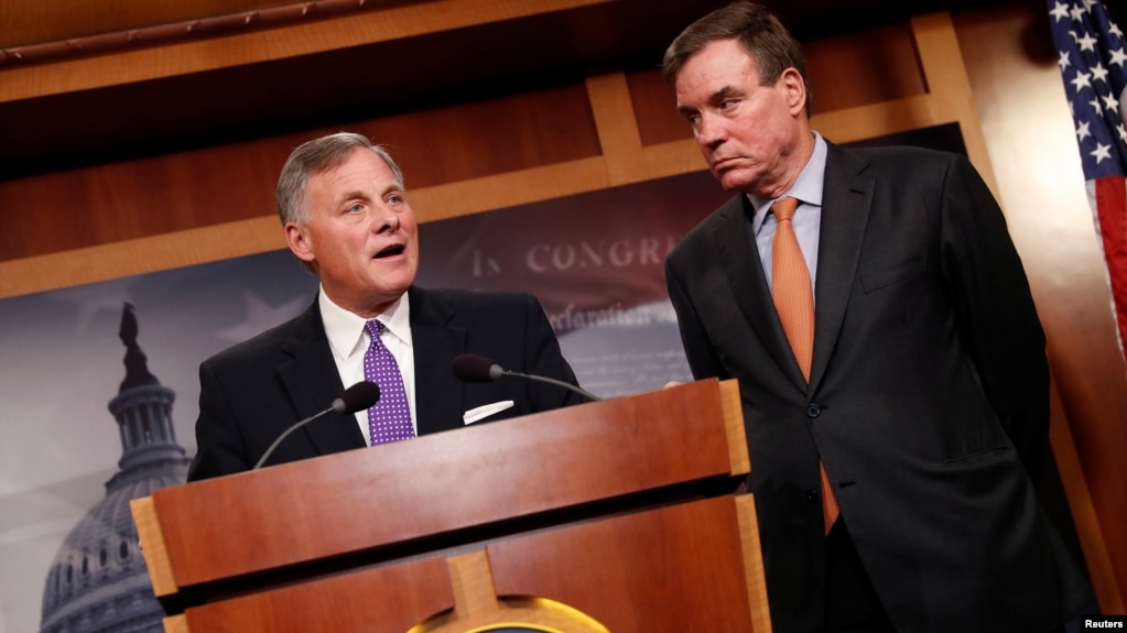 TNS Richard Burr (trái), và TNS Mark Warner (phải), thông báo tin tức cập nhật về việc Nga can thiệp vào cuộc bầu cử 2016, tại Điện Capitol ở Washington, ngày 4/10/2017.