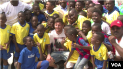 Lionel Messi entouré de ses jeunes fans gabonais (VOA/Jean-Rovys Dabany)